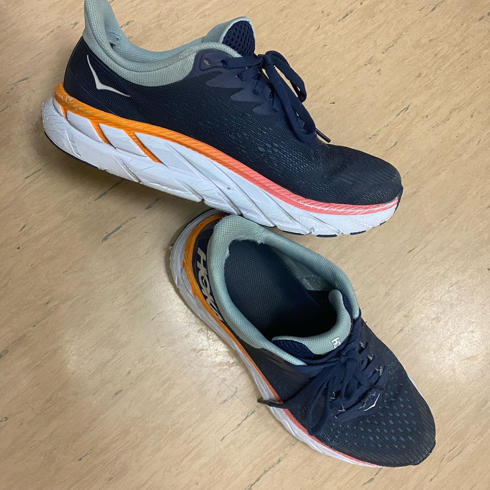 Size 7.5 women’s Hoka Clifton 7